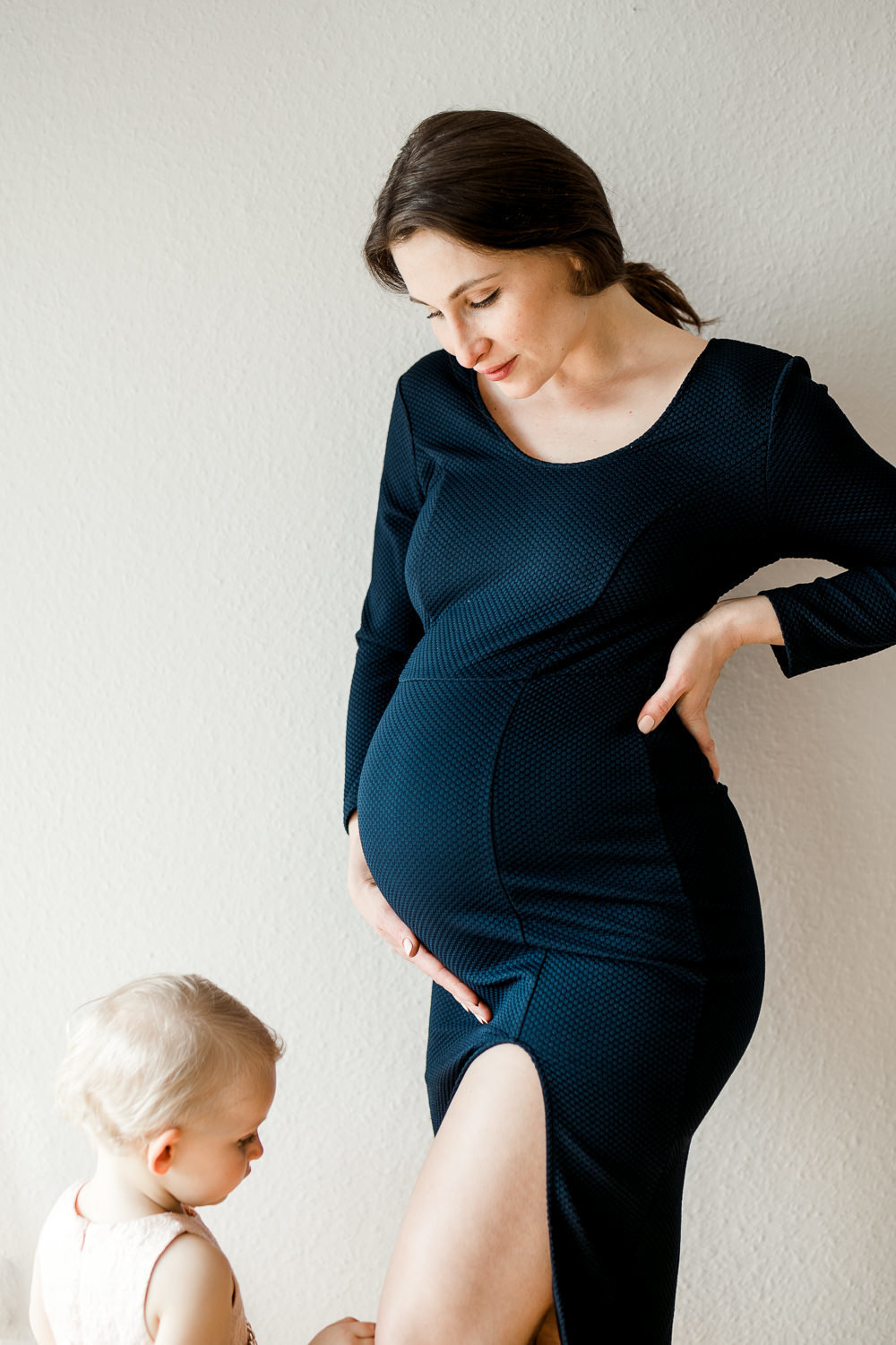 Babybauchshooting_Schwangerschaftsboudoir_Schwangerschaftsshooting_Motherhood_Homestory_Lifestylefotograf_SvetlanaLobanova_UlrikeThi_328_web_