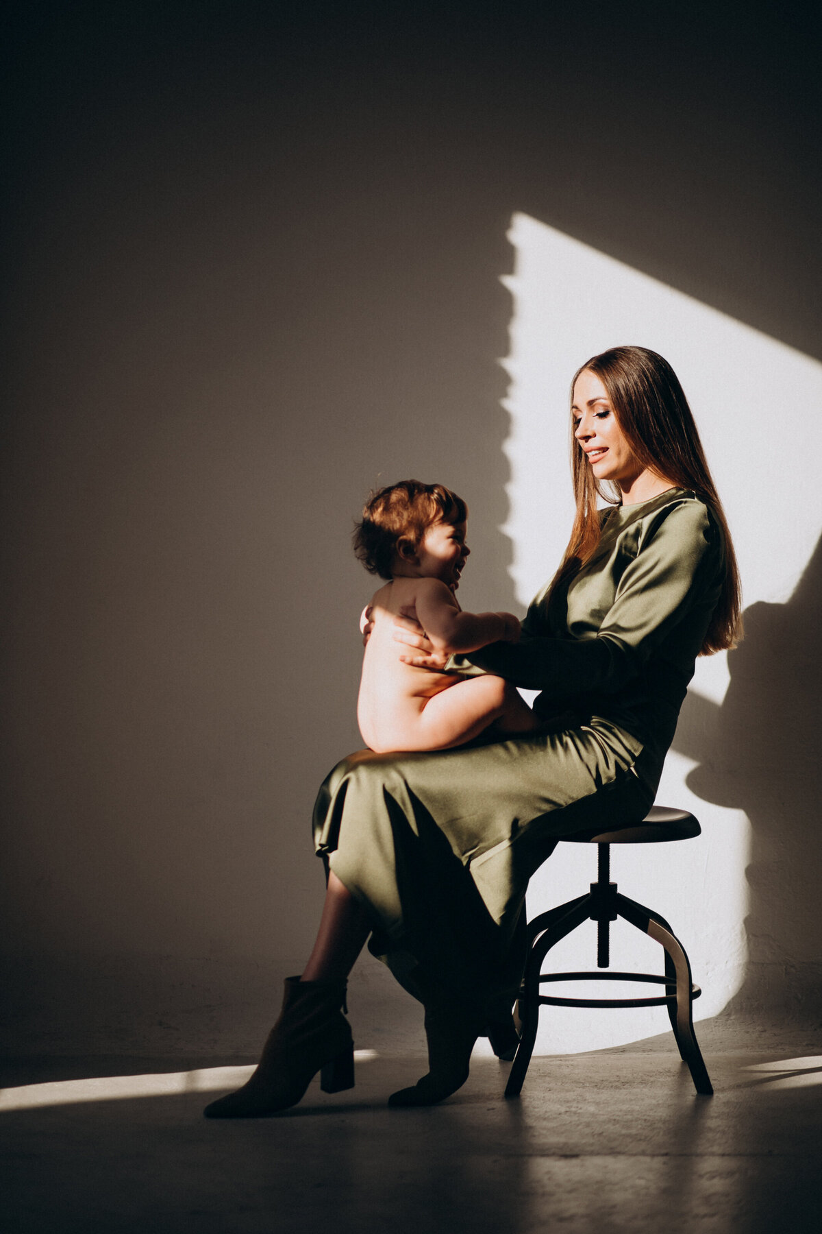 young-beautiful-mother-with-her-small-child-practicing-breast-feeding (2)