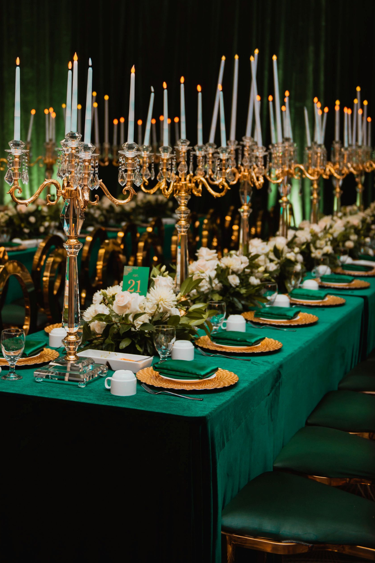 emerald-green-gold-reception-florals-centrepieces-greenery-candelabras-chargers-napkins