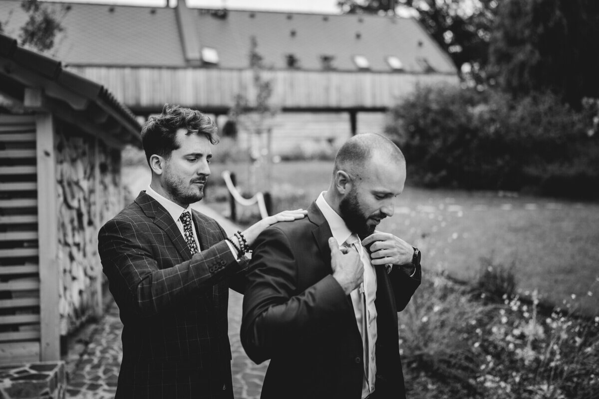 svatba držovická stodola připravy ženicha