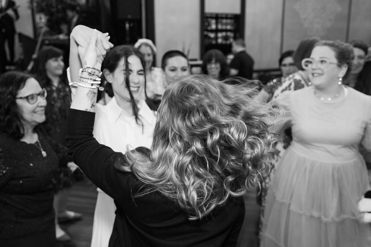 Eliana-Melmed-Photography-Chicago-LosAngeles-Jewish-WeddingPhotographer-CarmiKalman-WomensDancing-00039