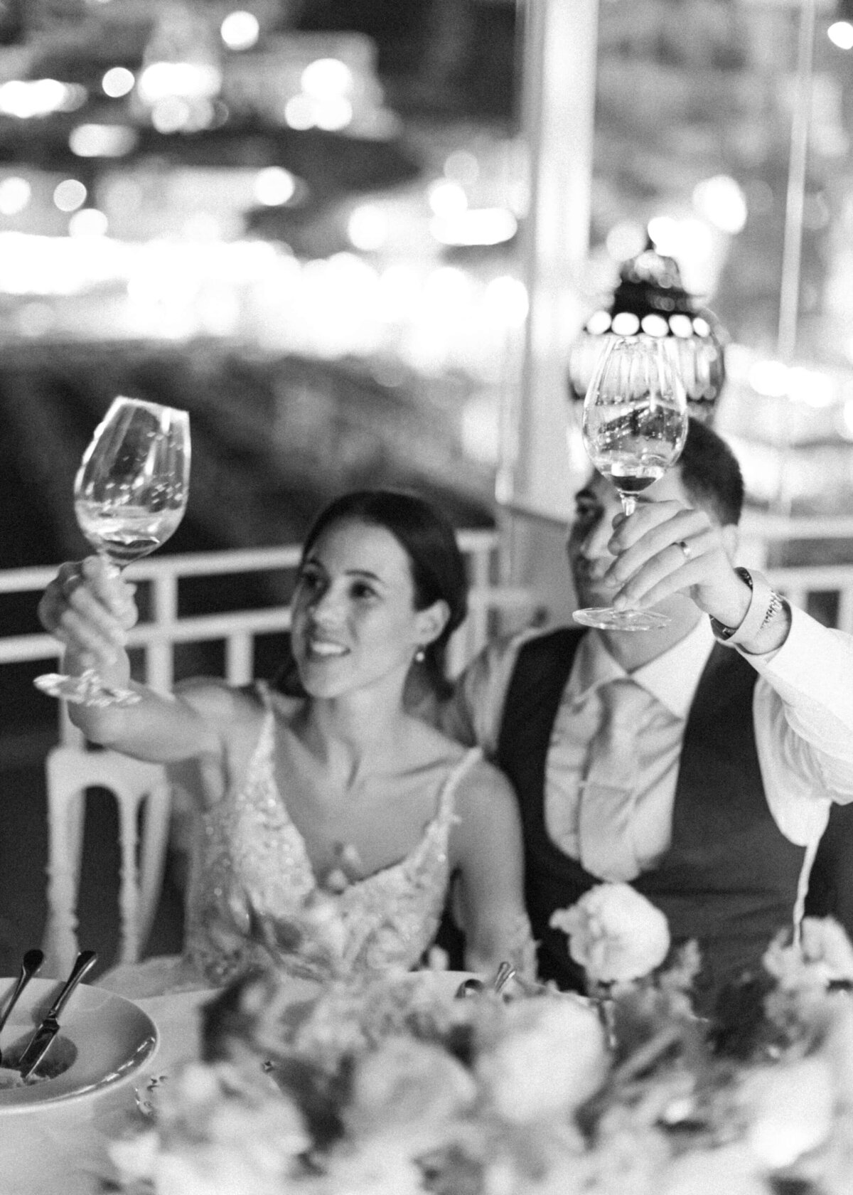 chloe-winstanley-italian-wedding-positano-rada-resturant-couple-toast