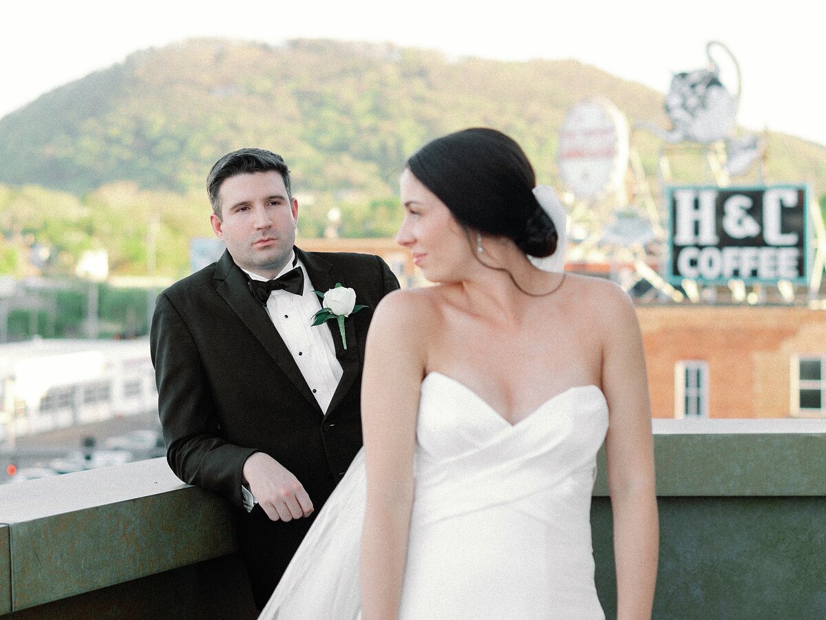 taubman-museum-of-art-wedding-photographer-oliver-and-co-roanoke-wedding_0152