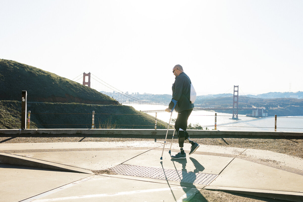 Ukrainian soldier in San Francisco with a missing limb, protez foundation