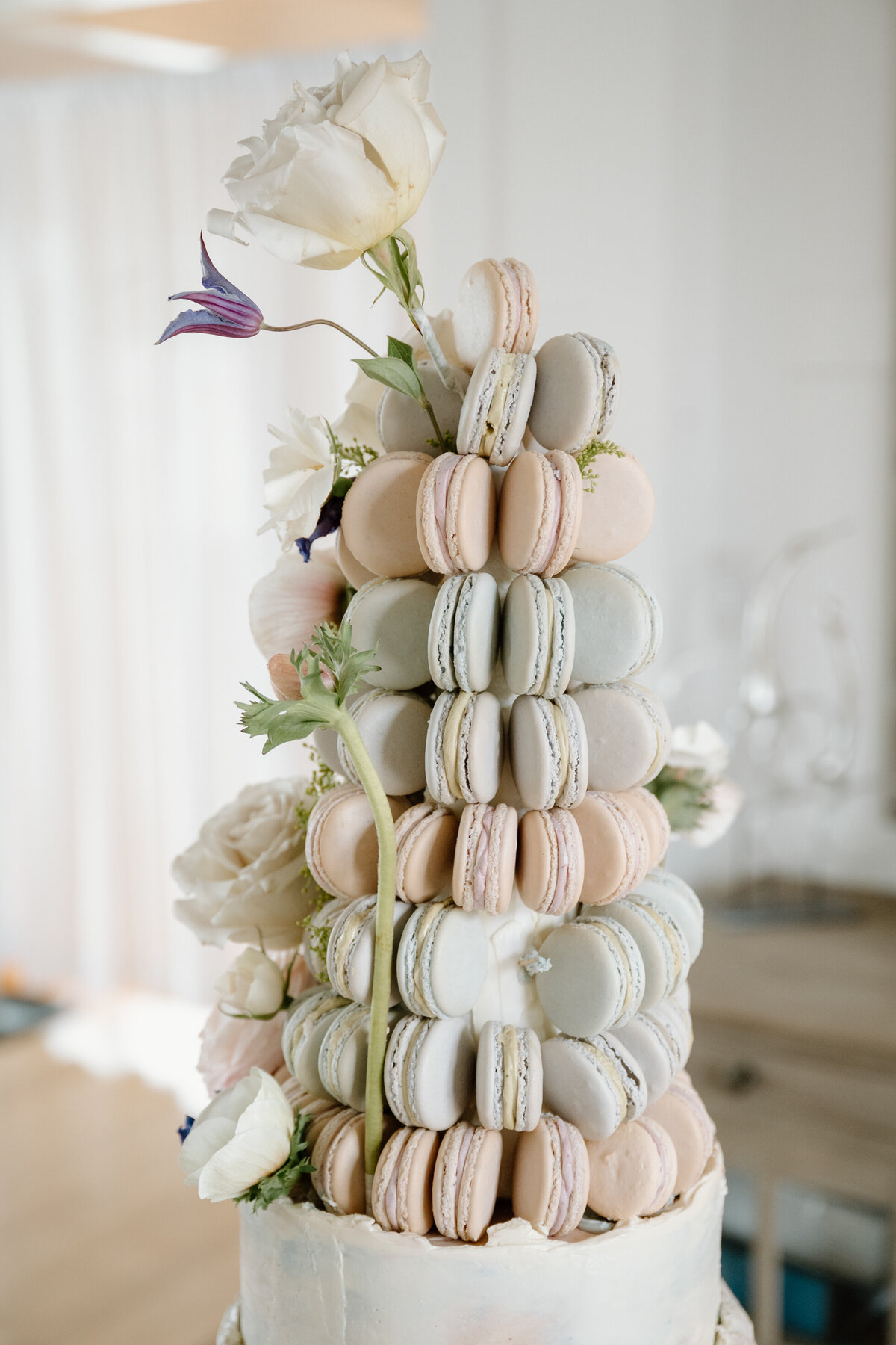 macaron-and-flower-wedding-cake-2
