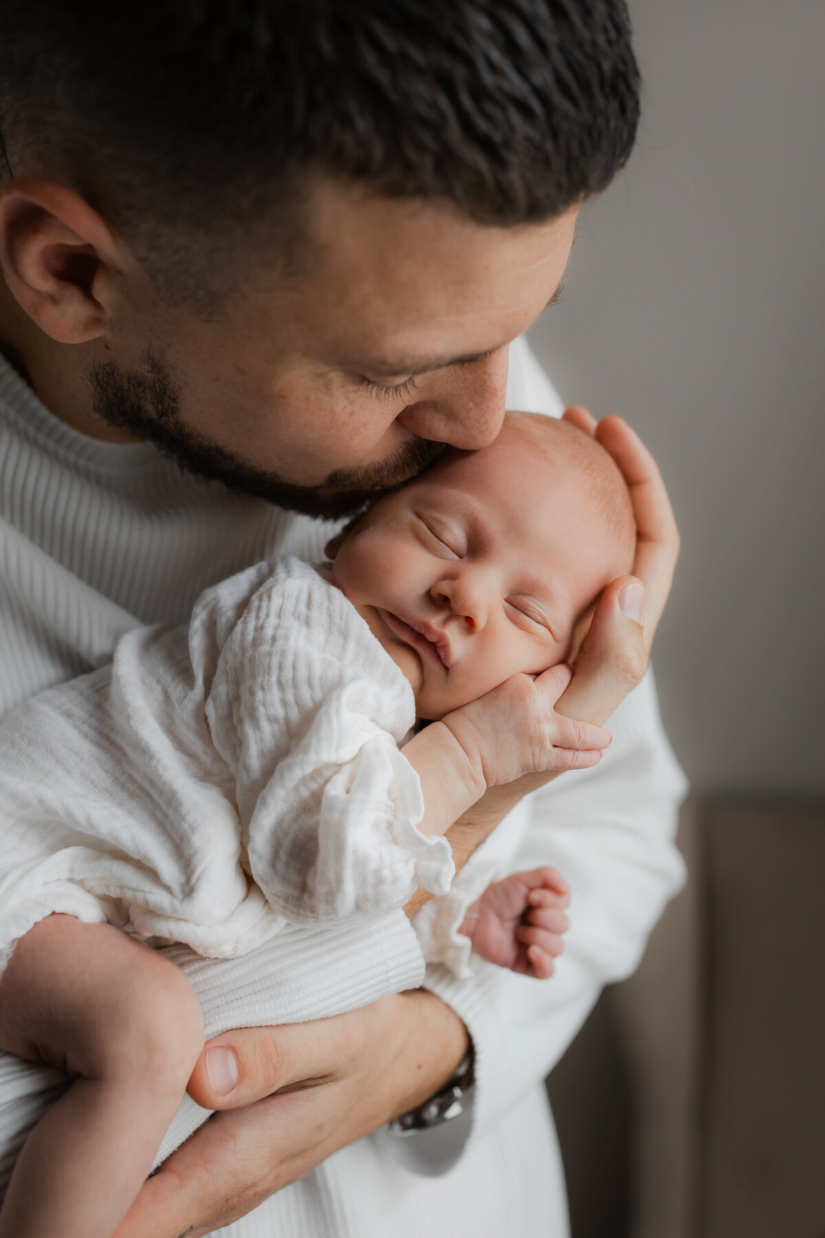 Newbornshoot baby in handen van papa