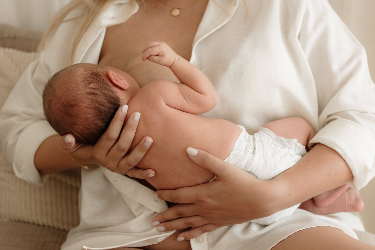 newborn fotograaf - gezinsfotograaf - zwangerschapsfotografie - videograaf - Sint-Niklaas - Pictures by Jess - Mama en baby shoot