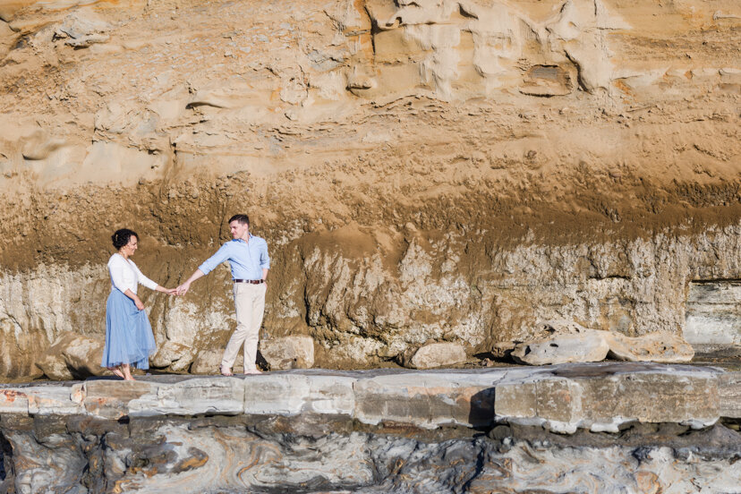 couple-walking-near-cliffs-la-jolla-san-diego