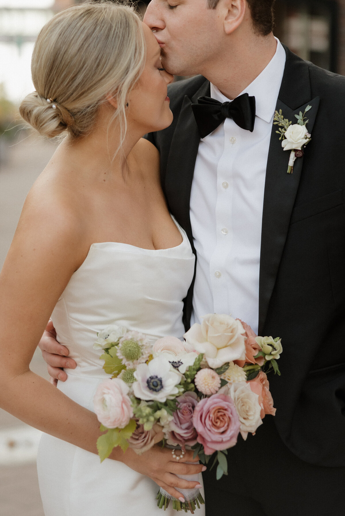 Indianapolis wedding photography candid bouquet detail