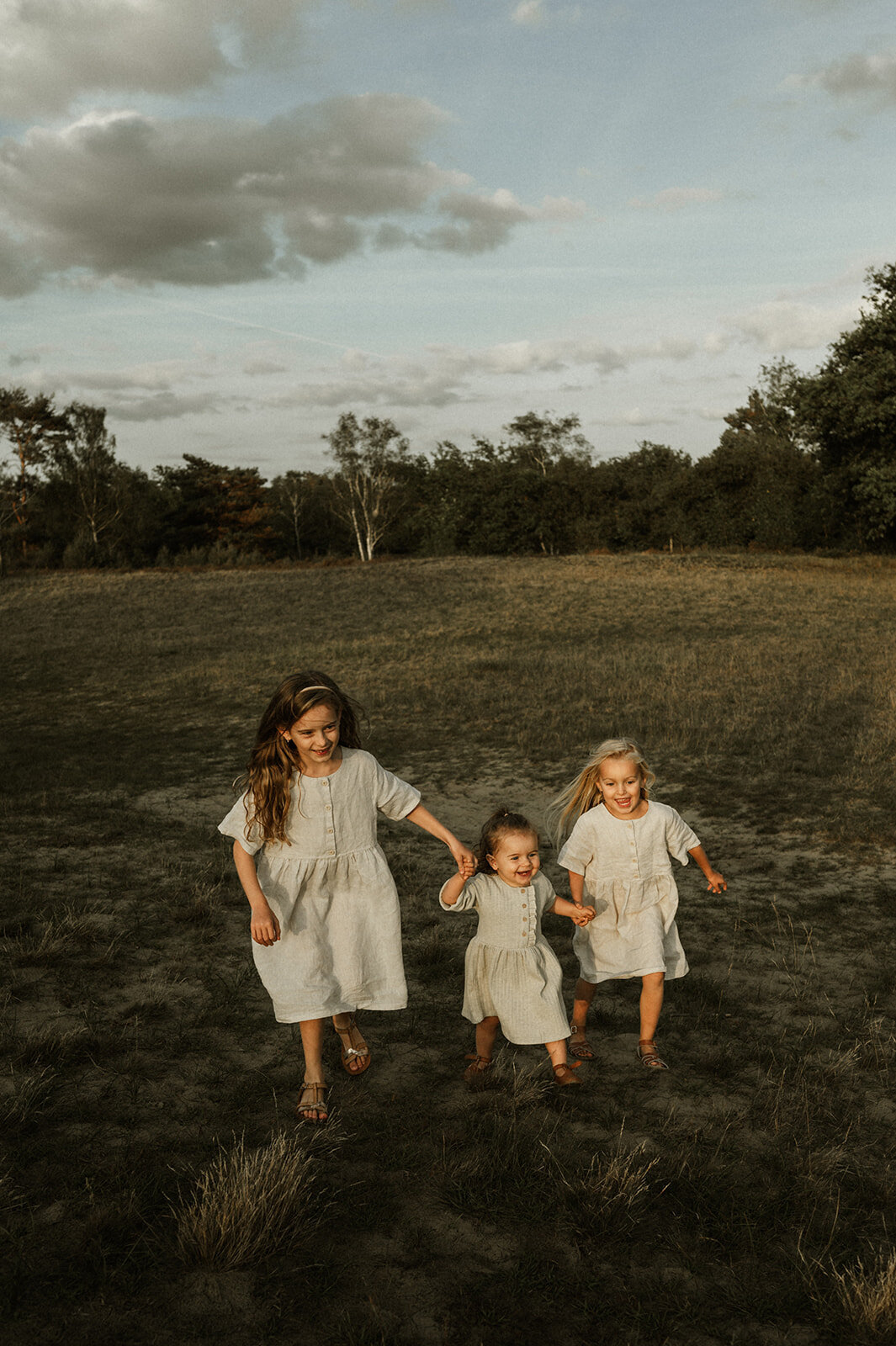 Gezinsfotografie in Nijlen tijdens golden hour – pure, spontane momenten vastgelegd in de heide.