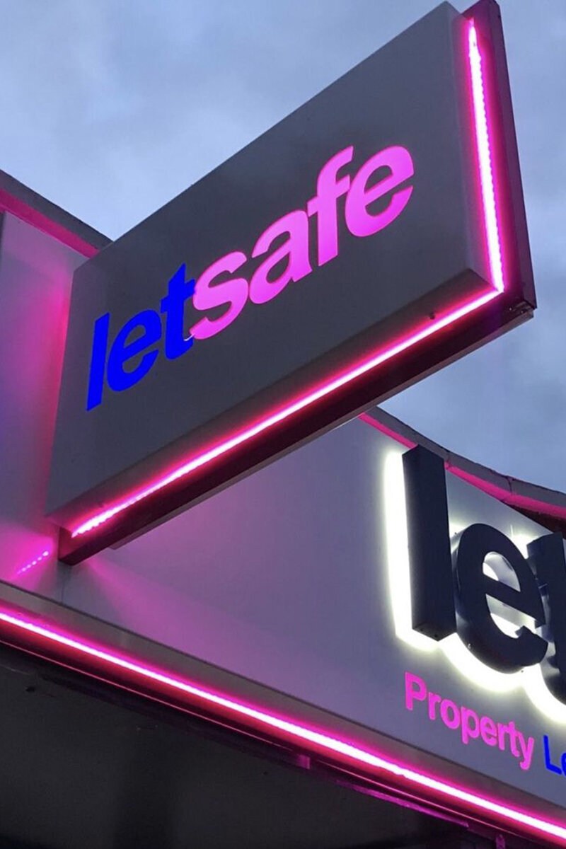 ellis-signs-illuminated-projecting-sign-newcastle-gateshead-north-east