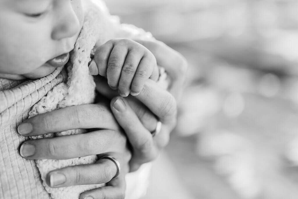 baby-holding-parents-hands-playful-candid