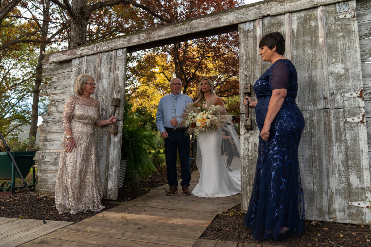 Barnes-place-des-monines-iowa-rustic-wedding-photo-ideasPhoto-106