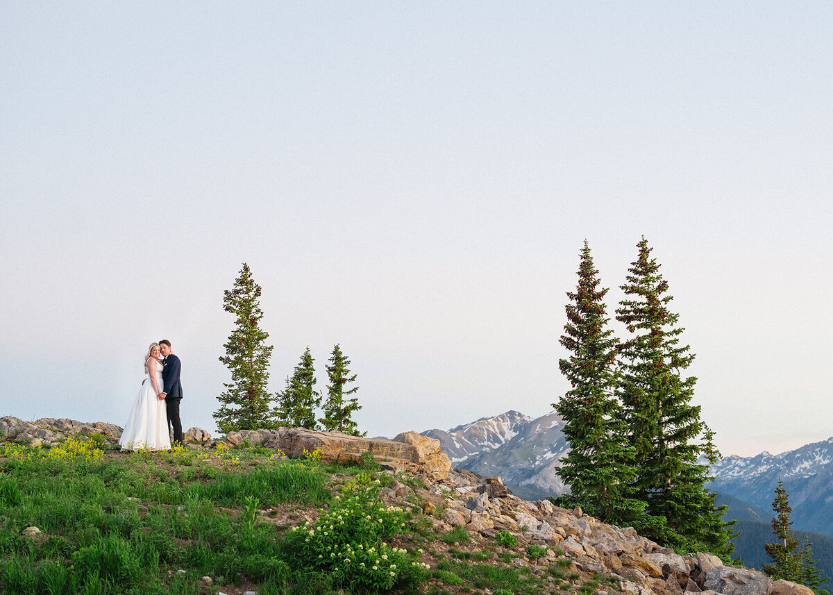 couple-distant-photo-on-moutain-aspen-HBICWeddings