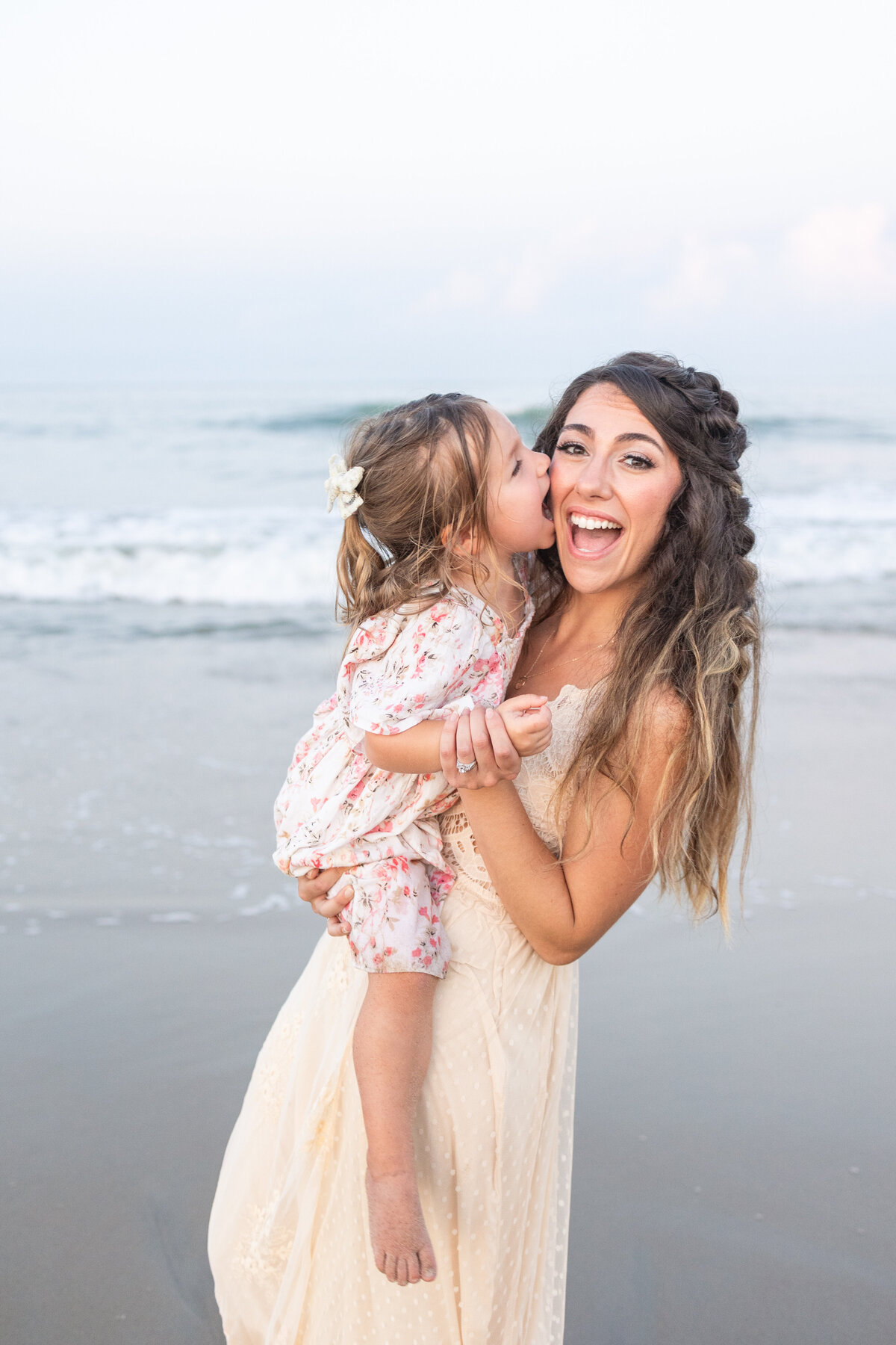 daughter-kissing-mom-virginia-beach-family-photos