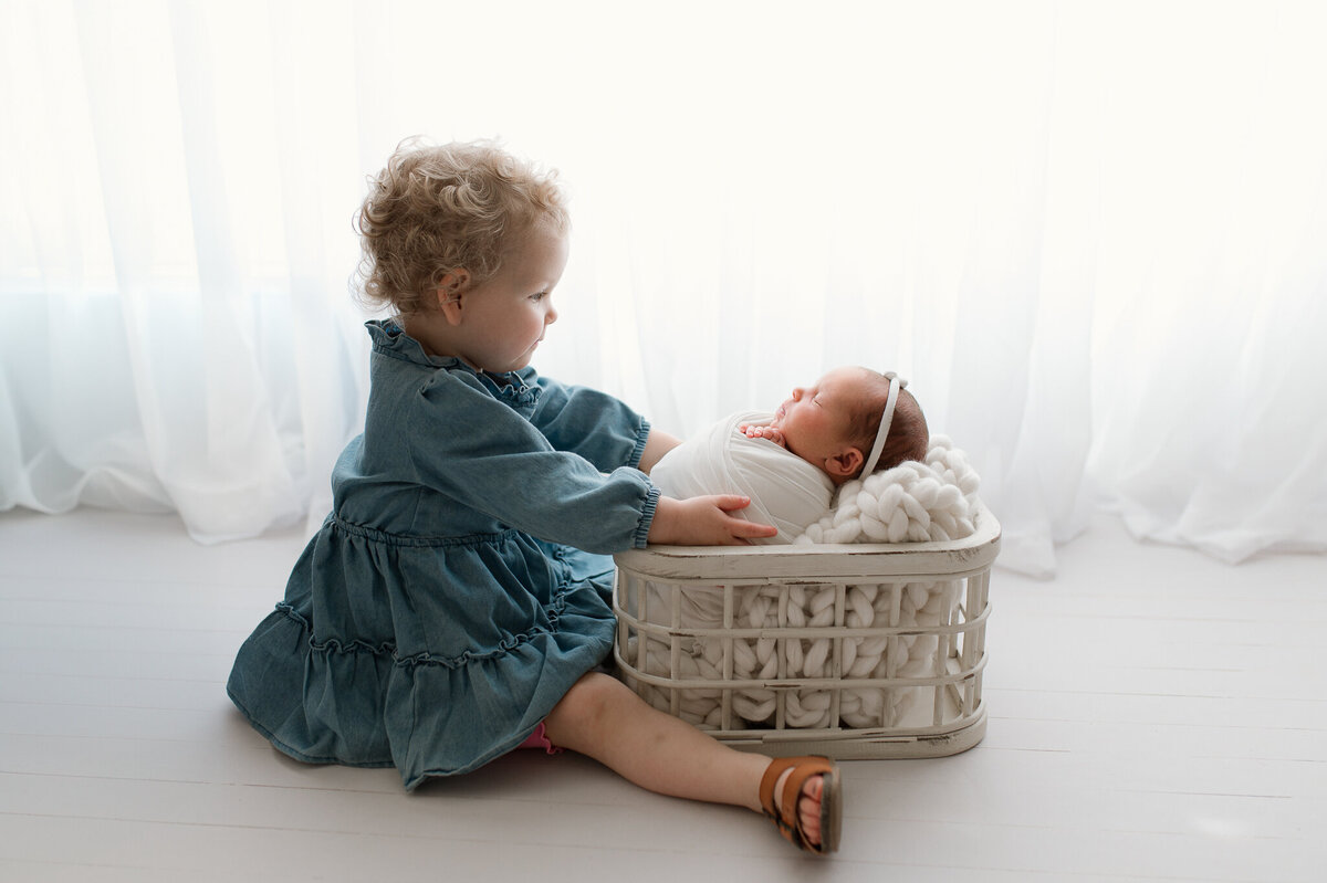 Newborn and big sister session in studio