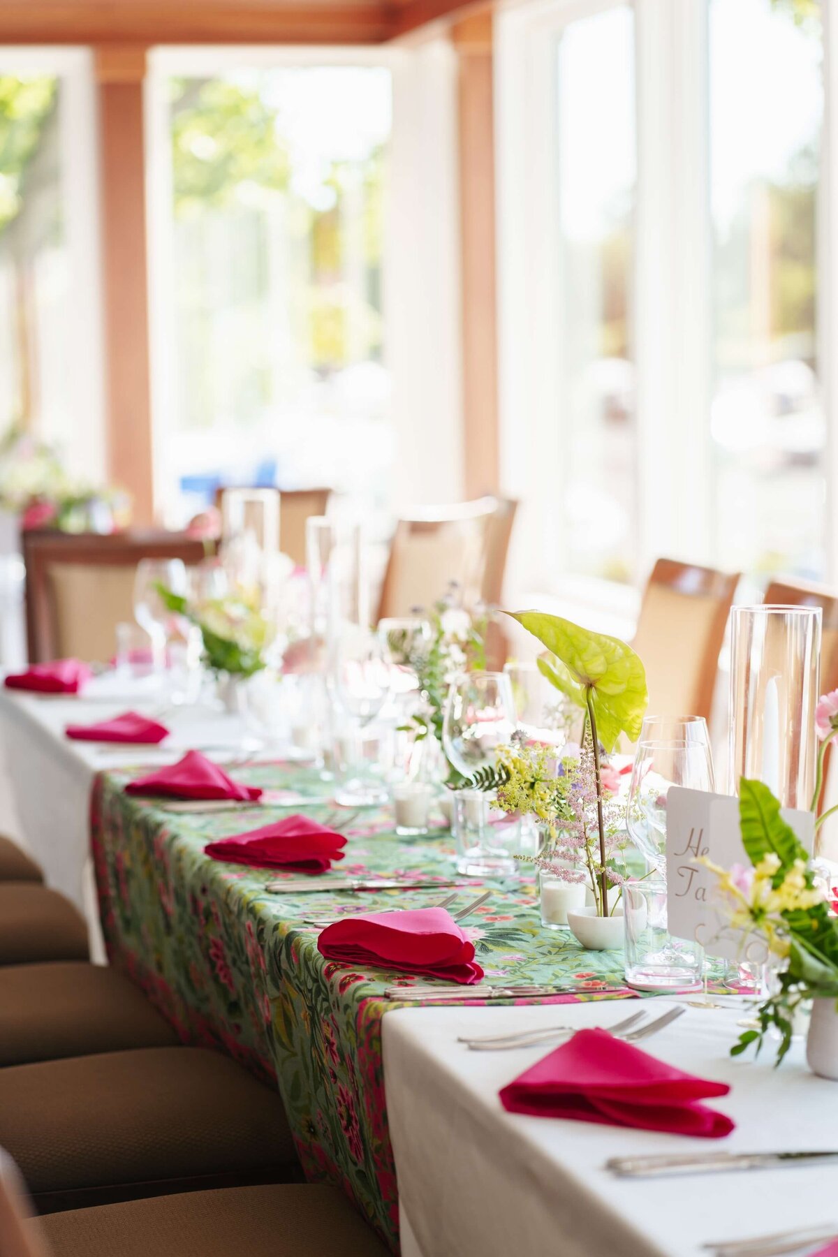 Wedding table decor with true-to-color-photography