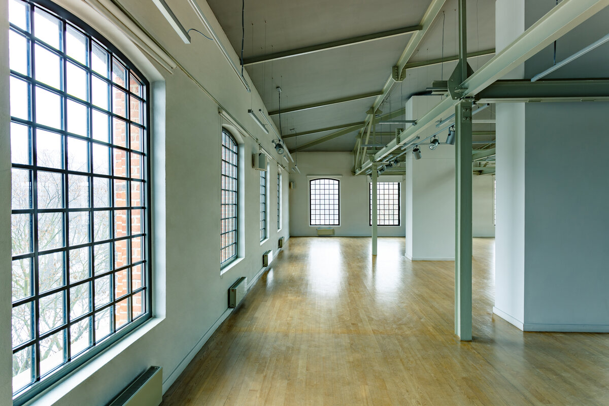 building-with-loft-windows-PJKTW79
