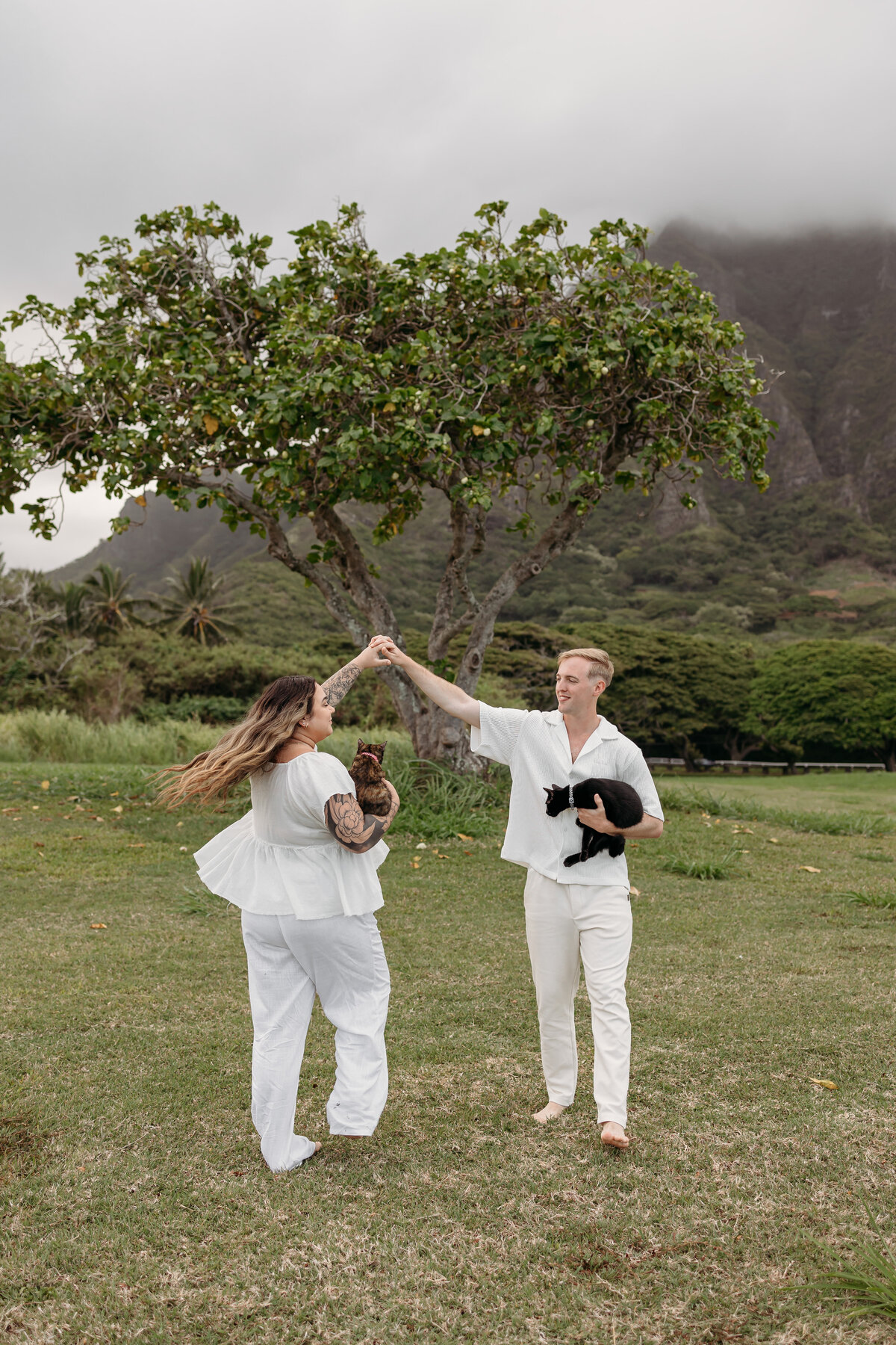 kualoa-beach-park-couples-photoshoot-with-cats-40
