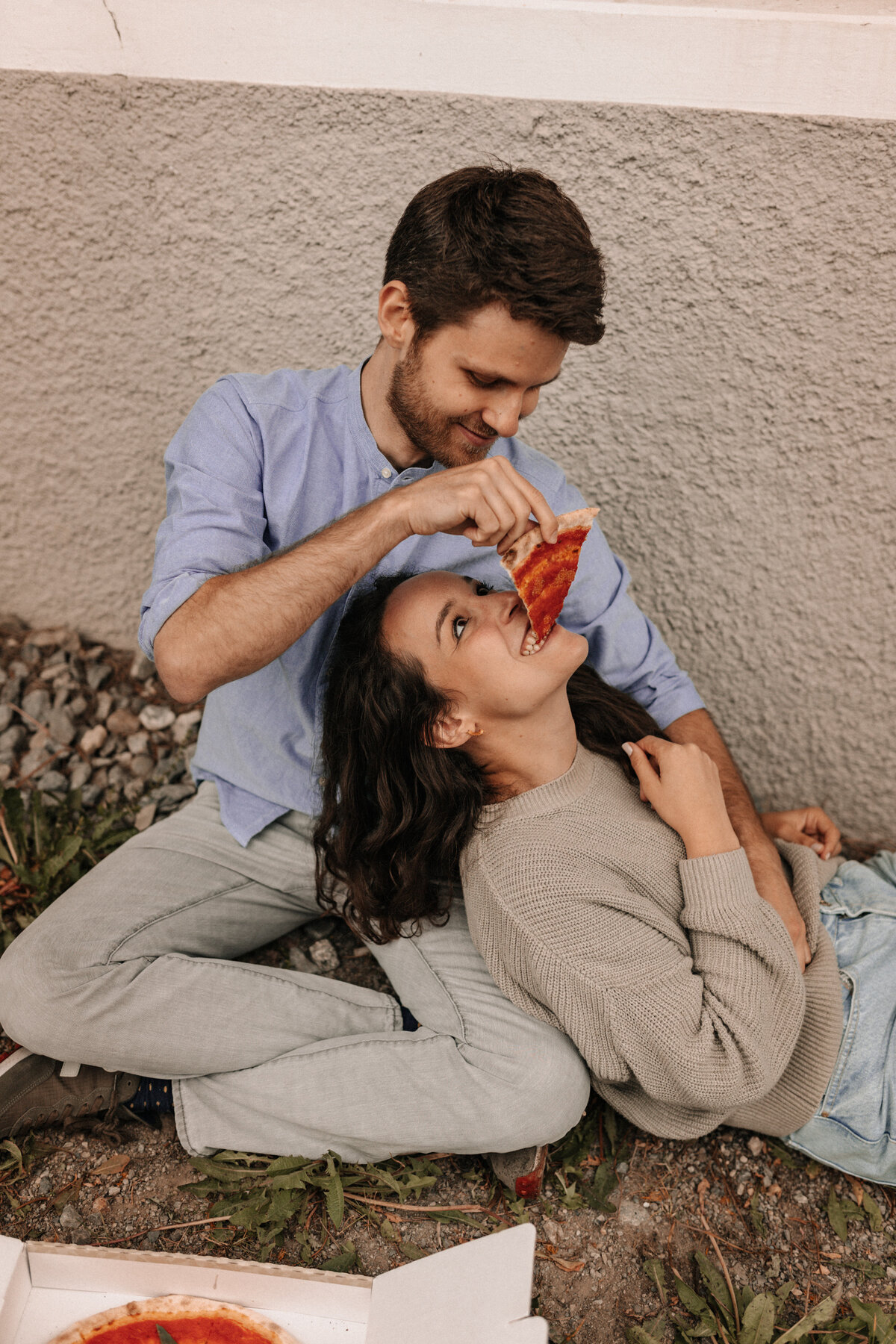 Brautpaar füttert sich gegenseitig mit Pizza