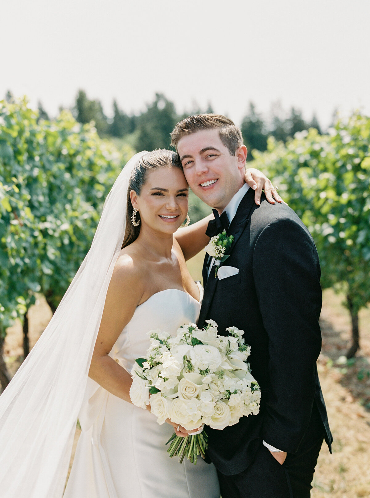 wedding-at-oswego-hills-vineyard-winery-portland-oregon-by-the-tenneys-photography-06