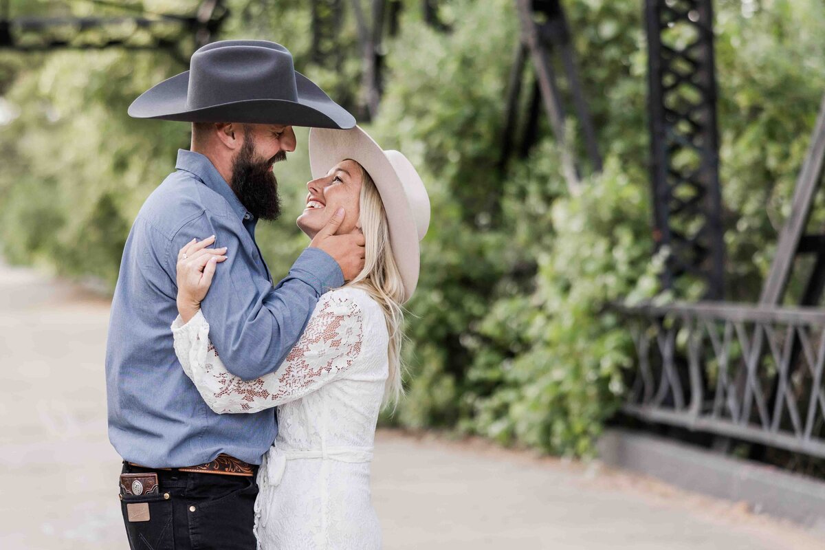 engagement-session-sweetwater-river-bridge-3