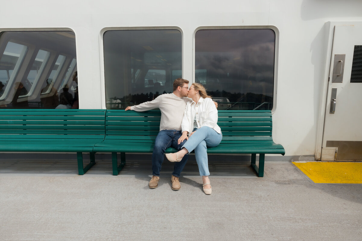 SeattleFerryCouplesPhotography53