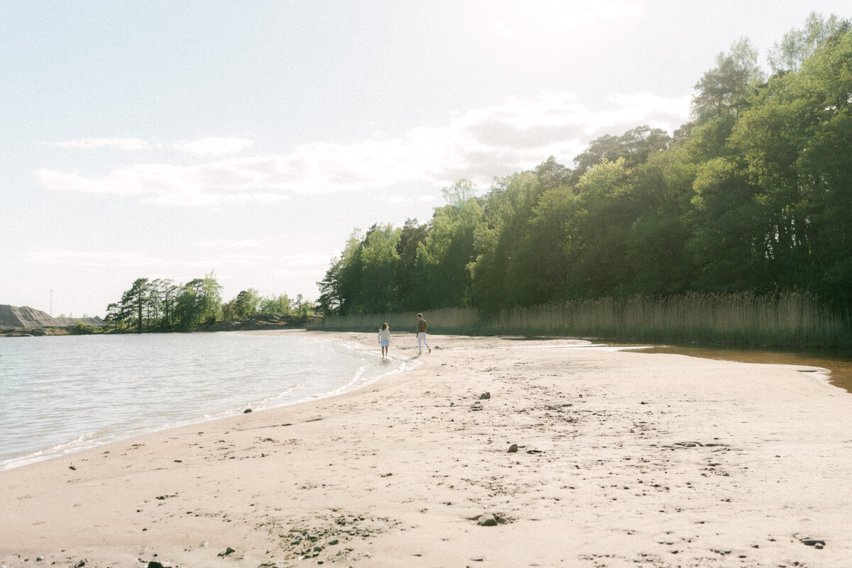 Couple on a beach on a photography session with photographer Hannika Gabrielsson