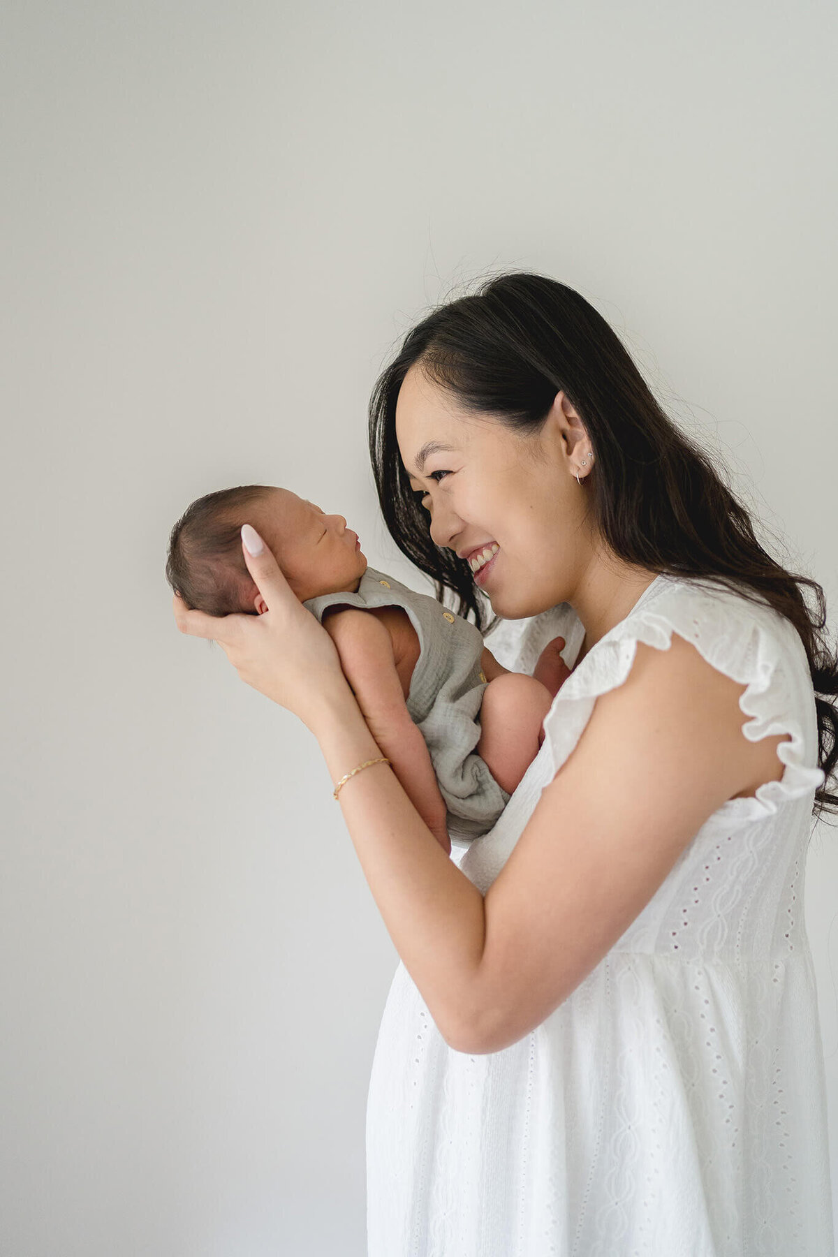 Join a Chinese first-time mum as they create memories with their newborn in Gold Coast's cozy ambiance.