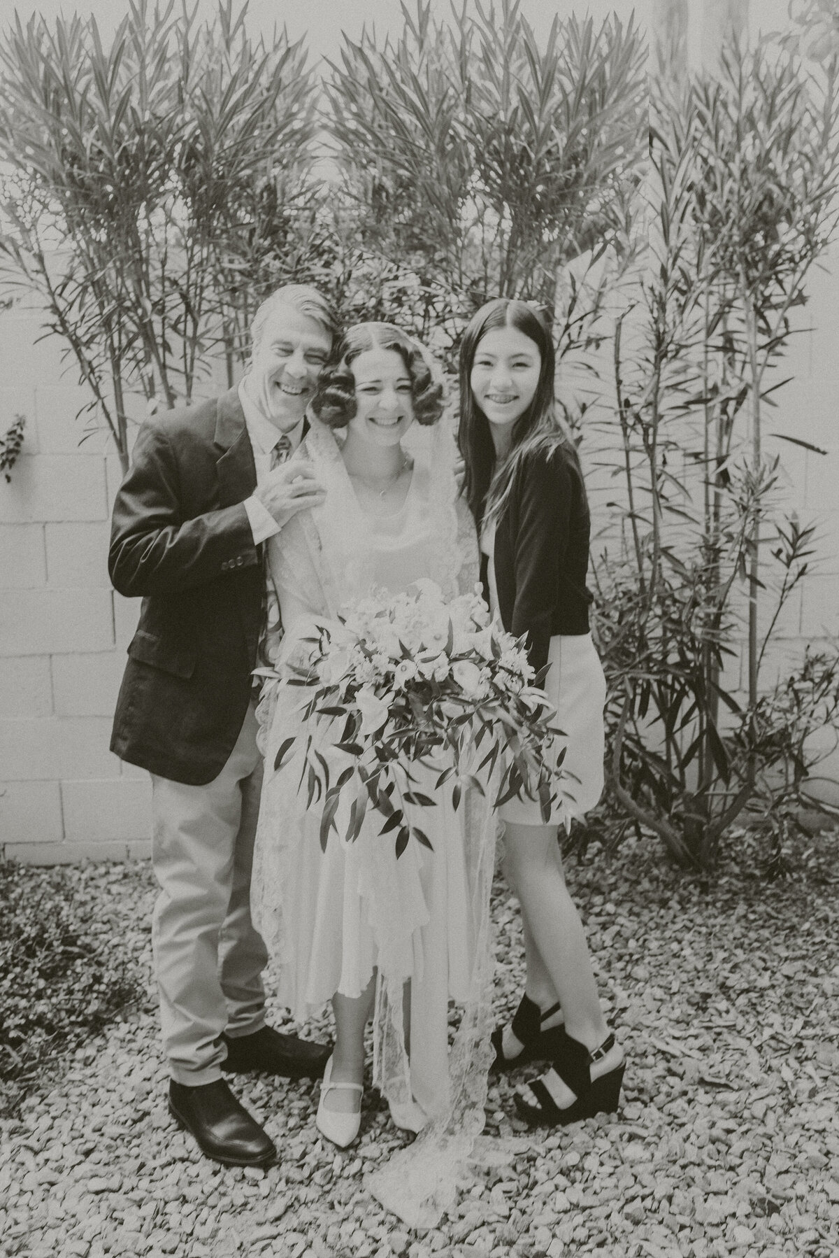 family-portraits-Arizona-Wedding-Photographer-Iowa_wedding_photographer-Bakyard-wedding-vintage-bride-Alaynna-Ann_Schwartz-Playlife-34