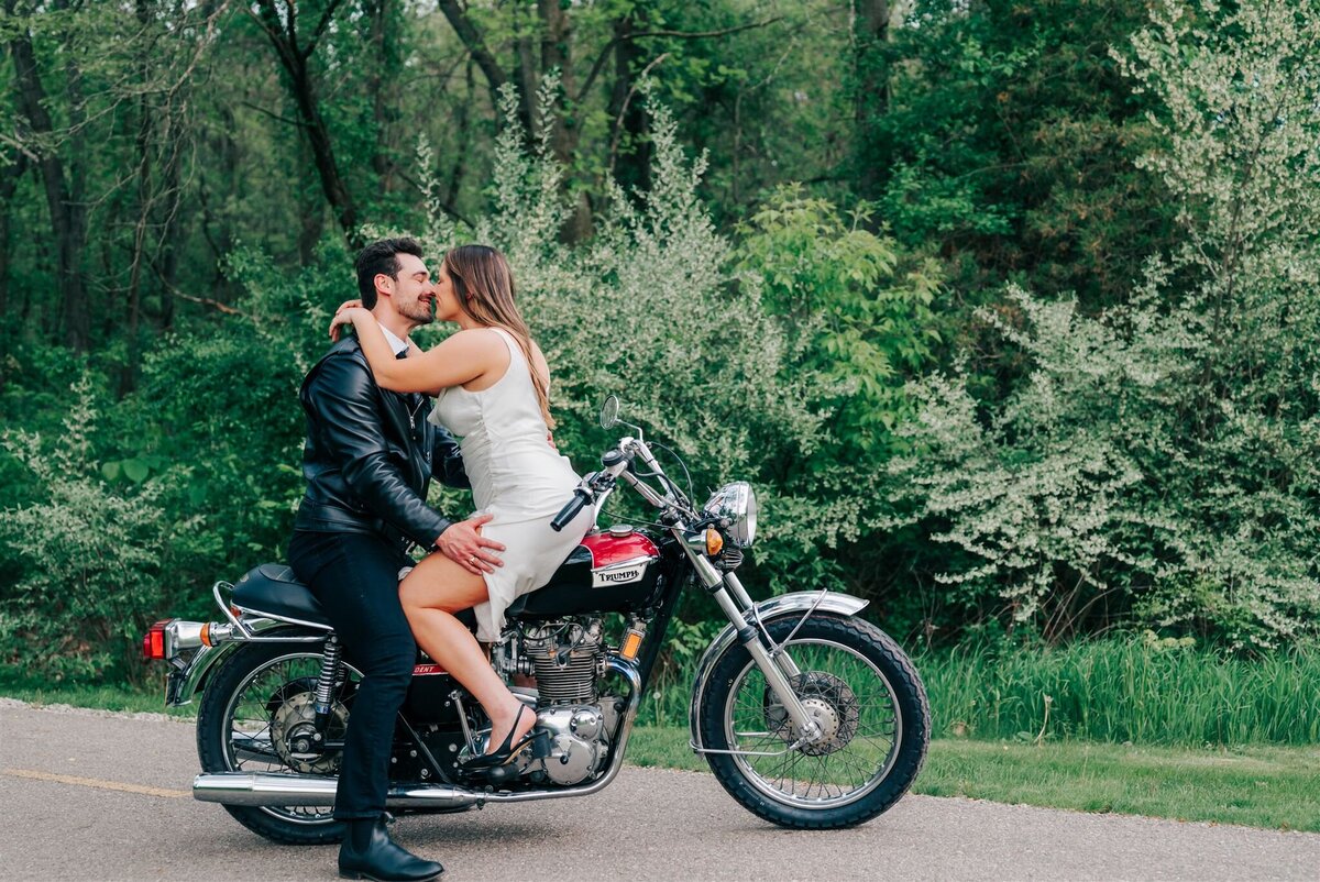 MICHIGAN-WEDDING-PHOTOGRAPHER-KENSINGTON-METROPARK-ENGAGEMENT-SESSION-CAPTURED-BY-KELSEY-DF-95_websize