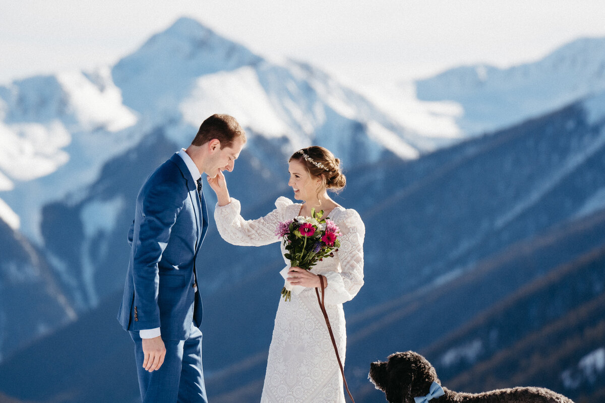 Sam-Murch-Photography-Ouray-Winter-Elopement-with-dog-40