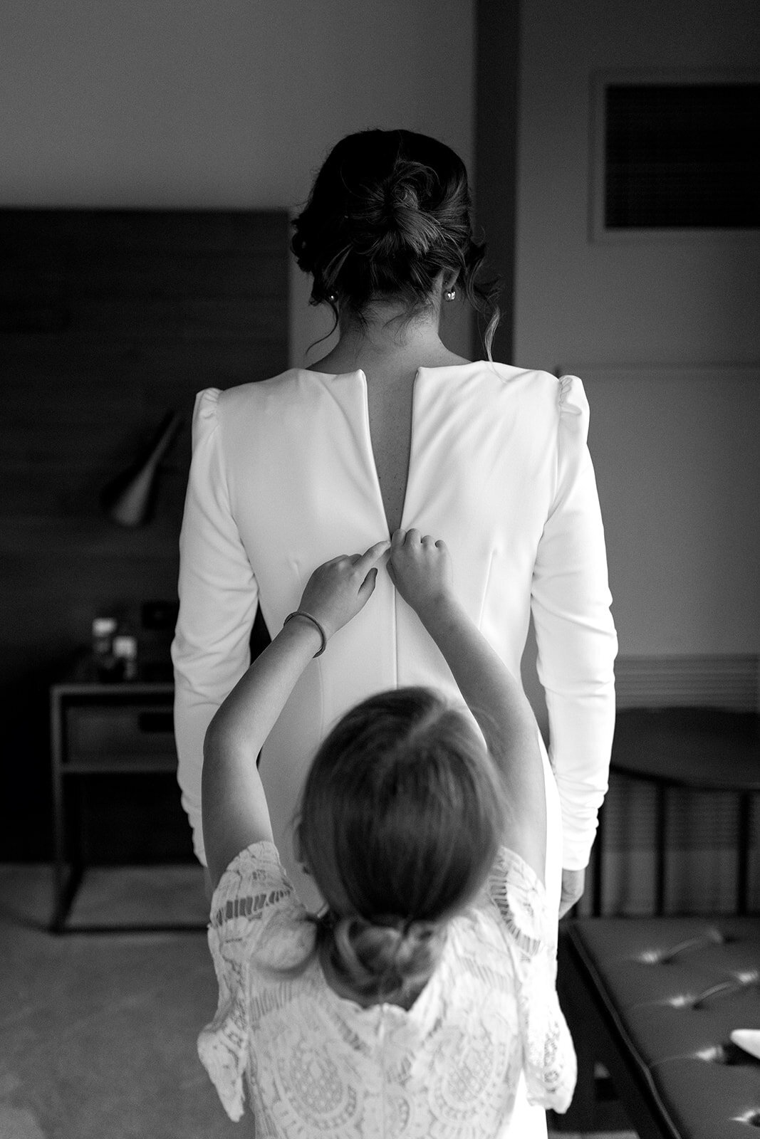 editorial-candid-getting-ready-vancouver-wedding-photographer