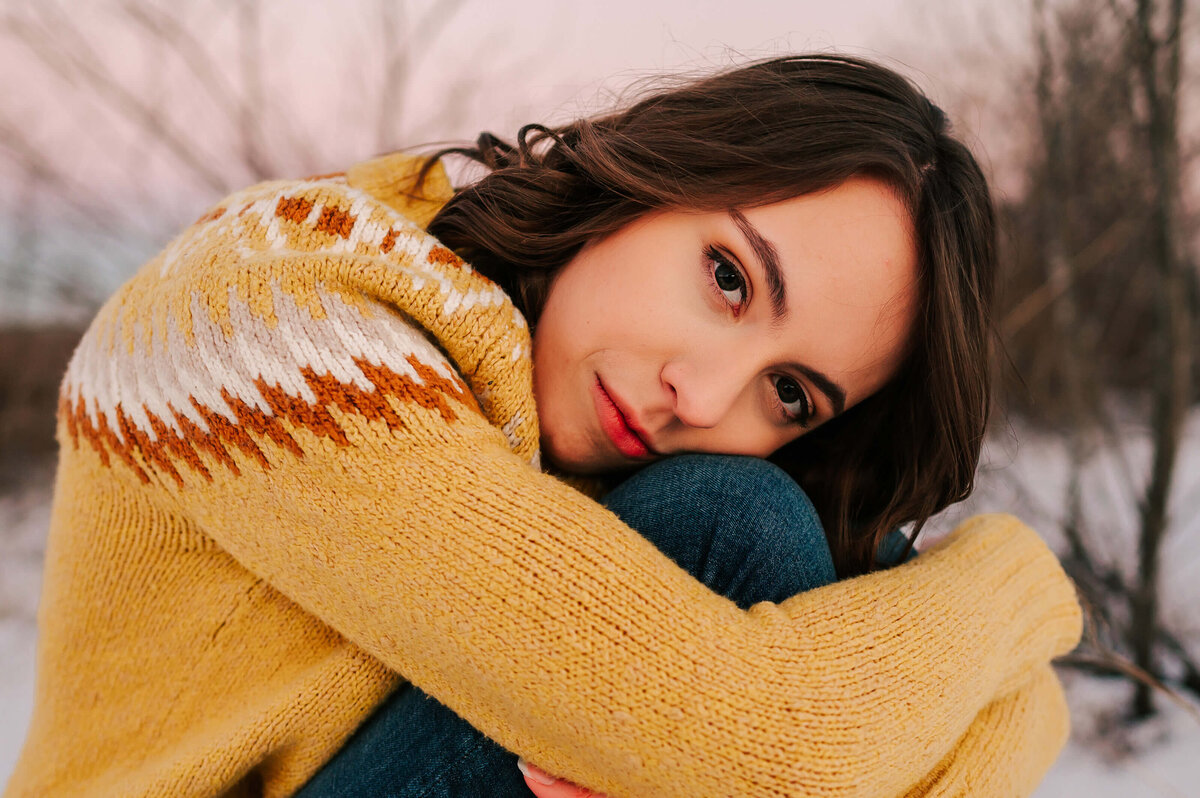 Branson Missouri senior photographer Jessica Kennedy of The Xo Photography captures teen girl laying on knees