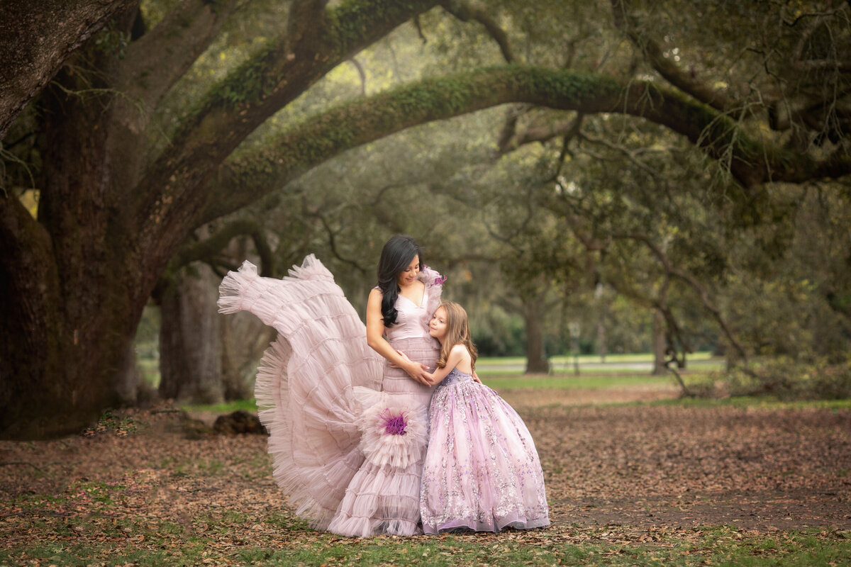 Mom daughter hug trees Audubon Park New Orleans