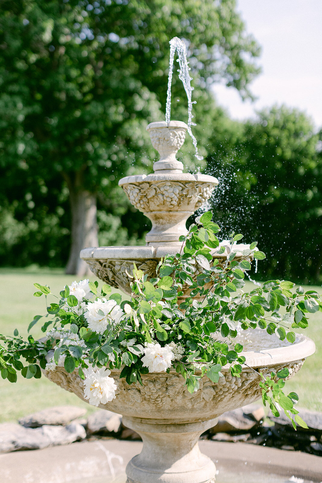 flowers-stone-fountain-wedding-ceremony