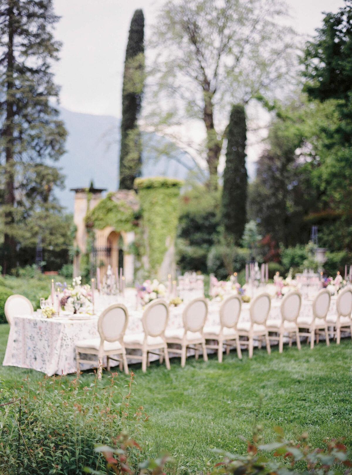 A wedding photo of the table scape in the gardens of the wedding venue villa balbiano on lake como in italy