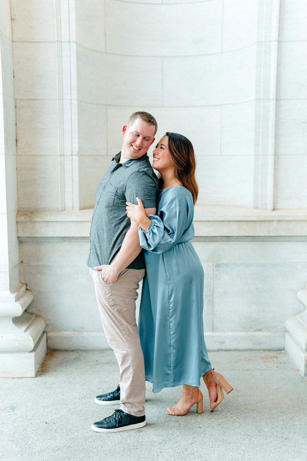 couple-embracing-architecture