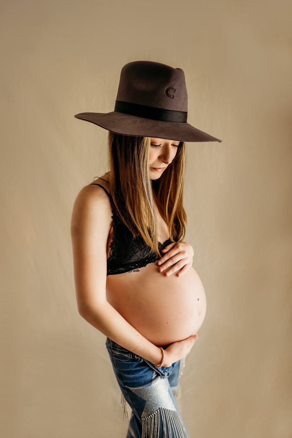 maternity-photos-western-studio