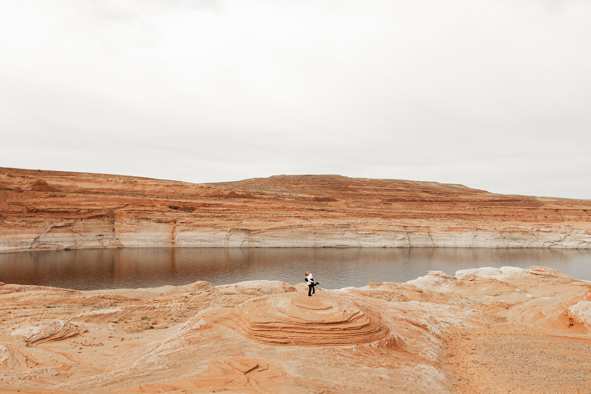 couples engagment photos at lake powell in page arizona