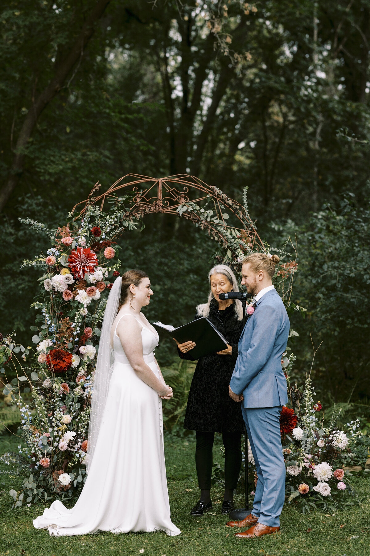 Rainy wedding day at outling lodge in stillwater minnesota  (8)