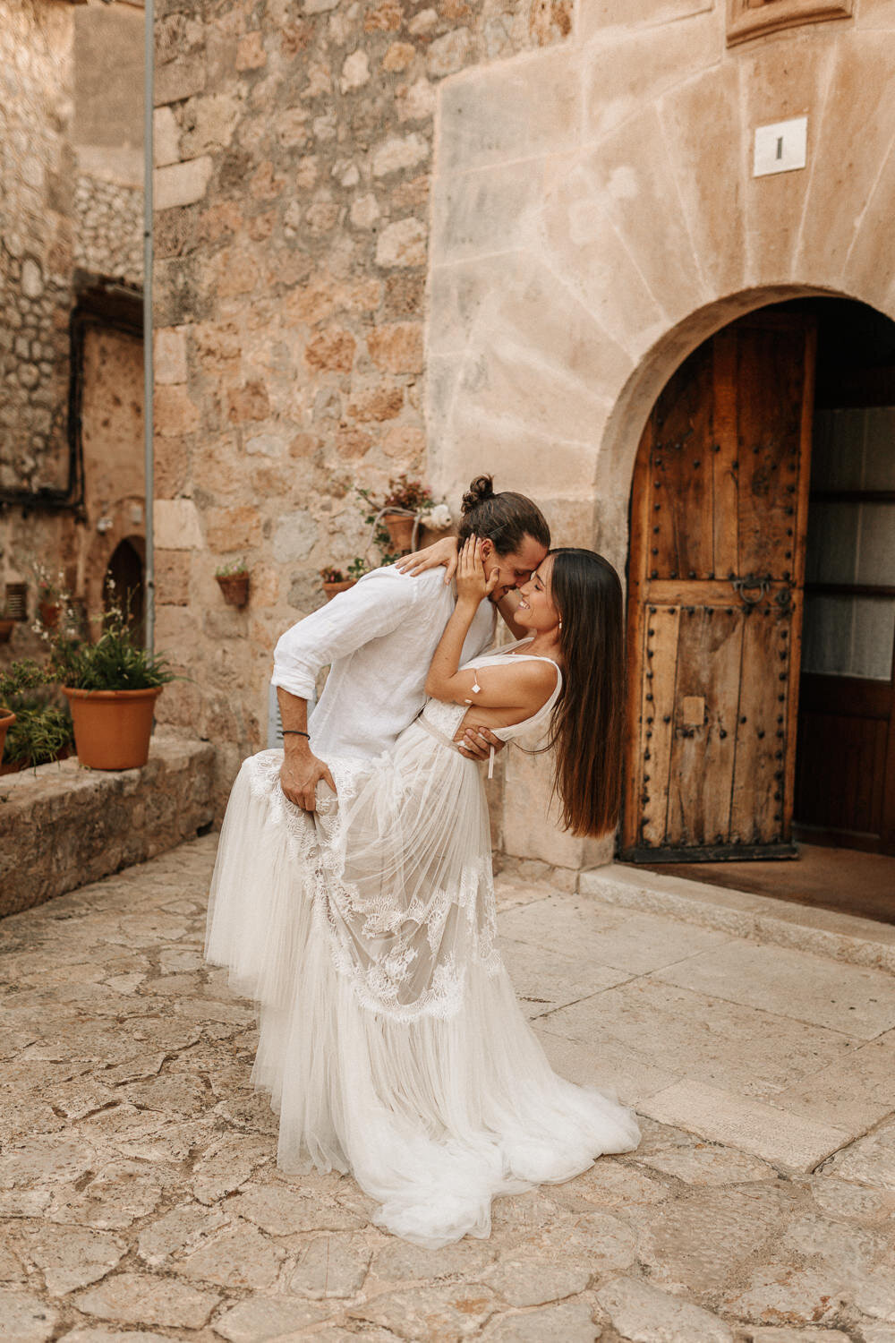 Brautpaar vor einem Haus in Valldemossa auf Mallorca