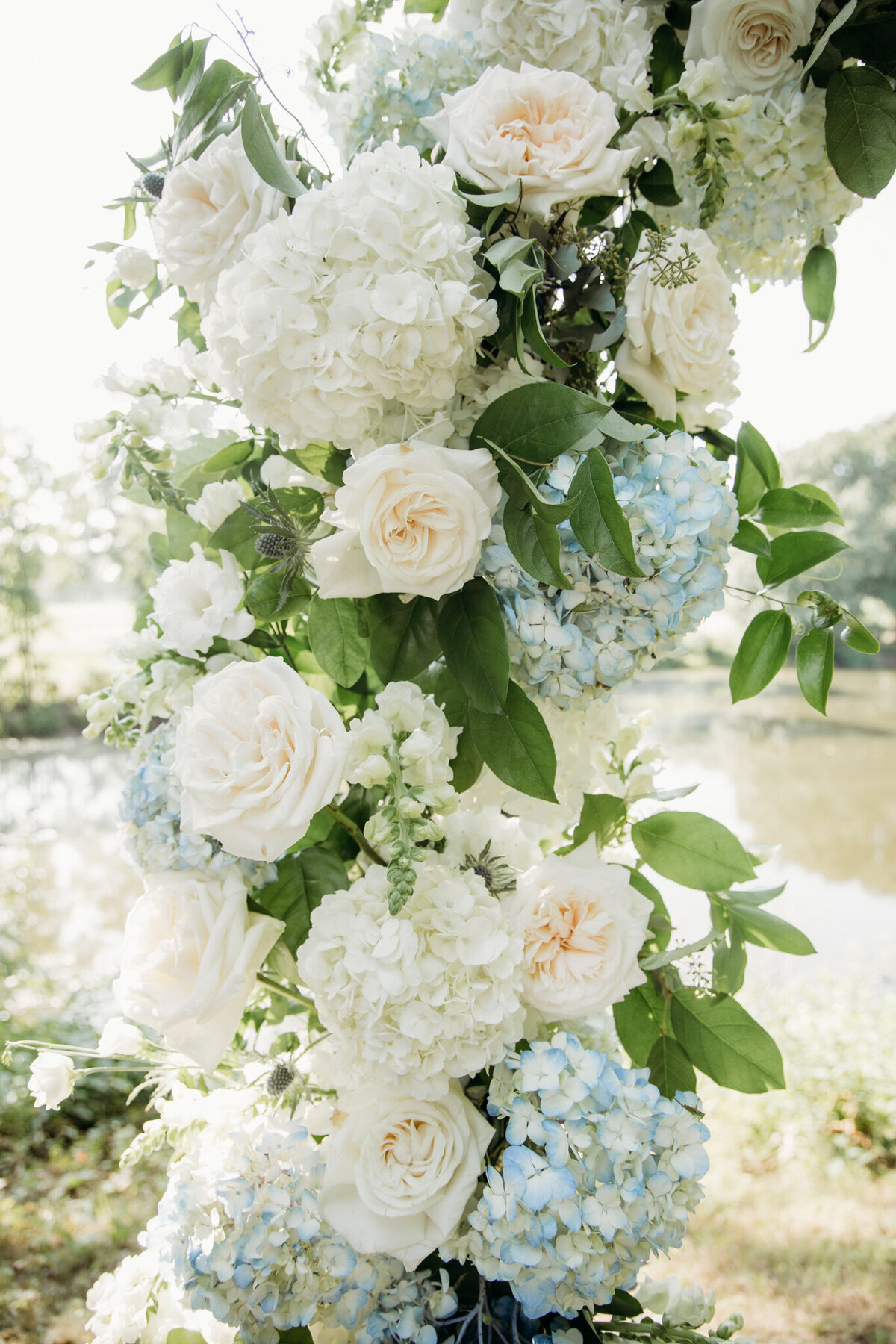 ceremony-flowers-at-springfield-country-club-ma