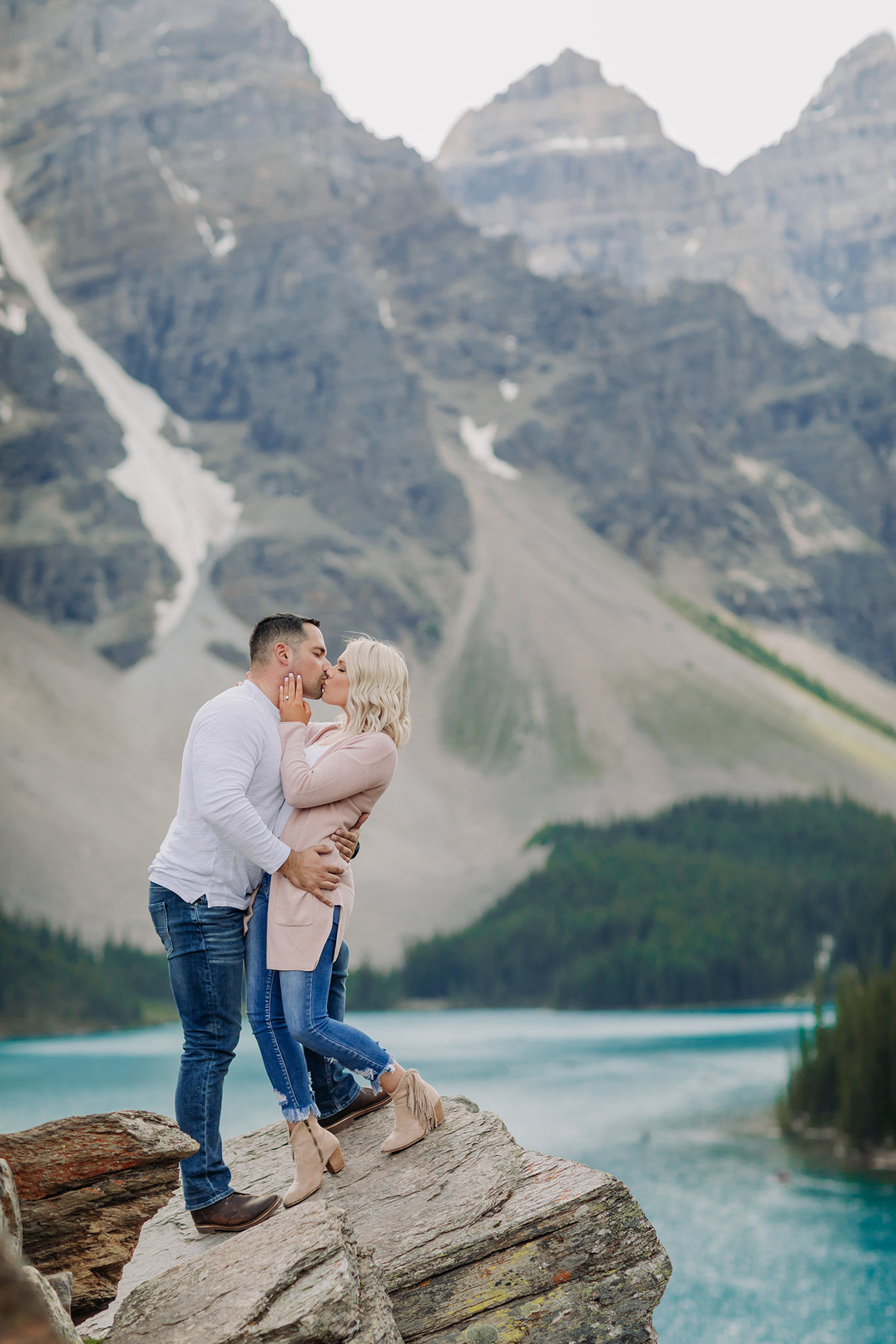romantic casual summer engagment pictures moraine lake