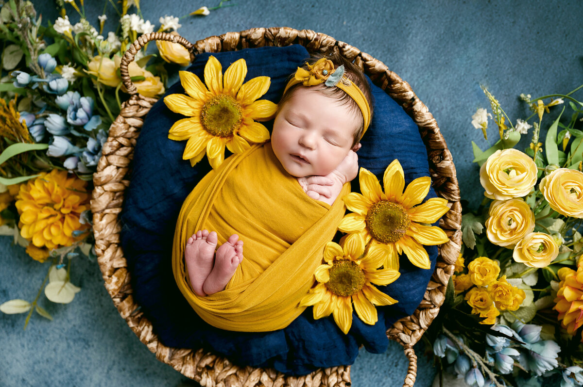 Bright and beautiful, this sunflower-themed newborn photo captures the warmth of the season. Our Pittsburgh newborn photographer captures stunning images to celebrate your baby’s first days.