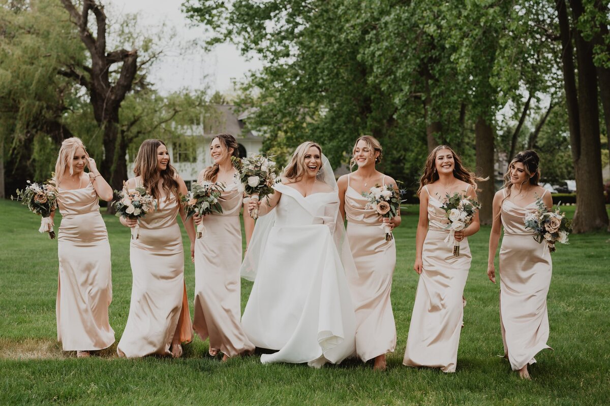 bridal-party-girls-smiling-at-wedding-min