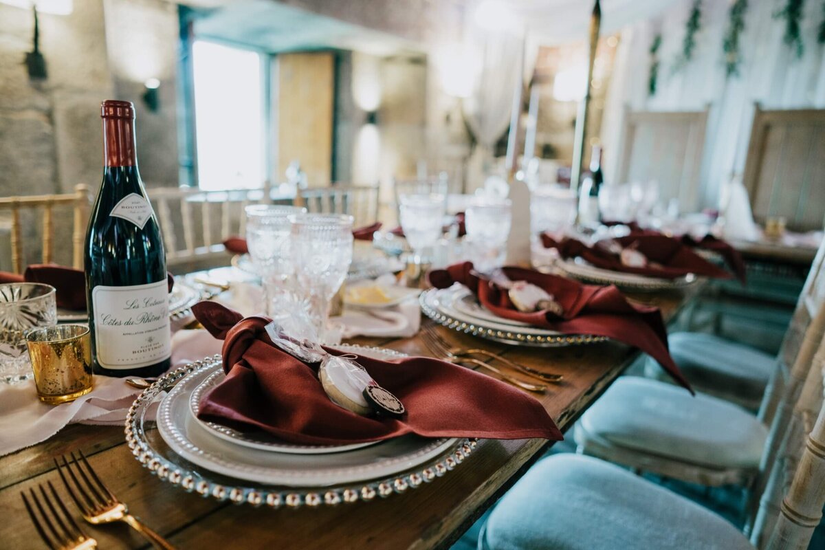 A beautiful table setting with charger plats and beautiful napkins