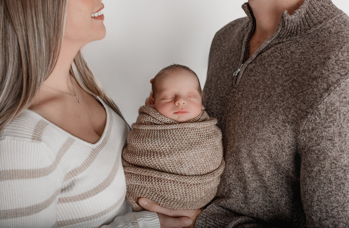 Family- Newborn-hugging-Hicksville Studio