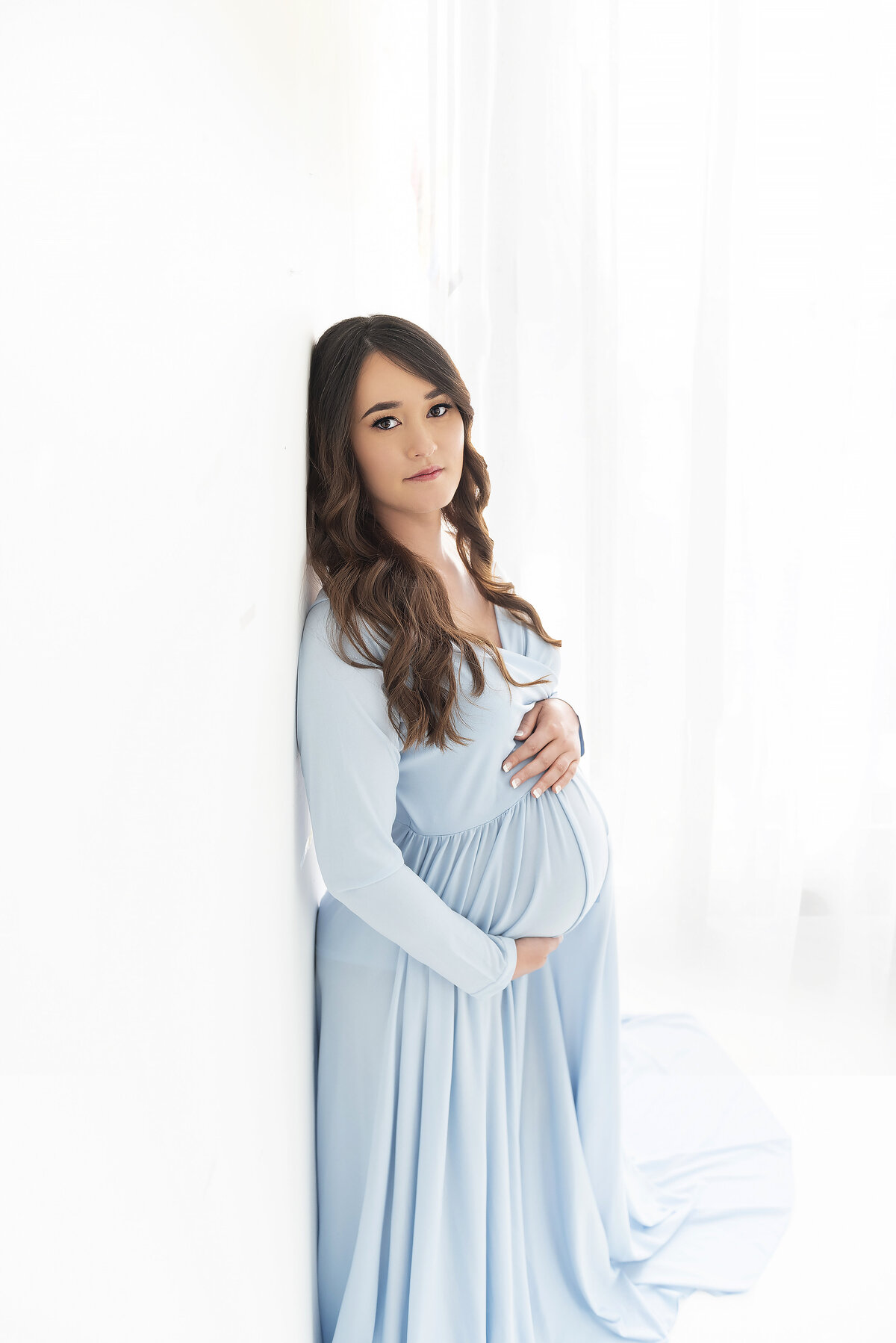atlanta maternity photographer photographs beautiful pregnant mom