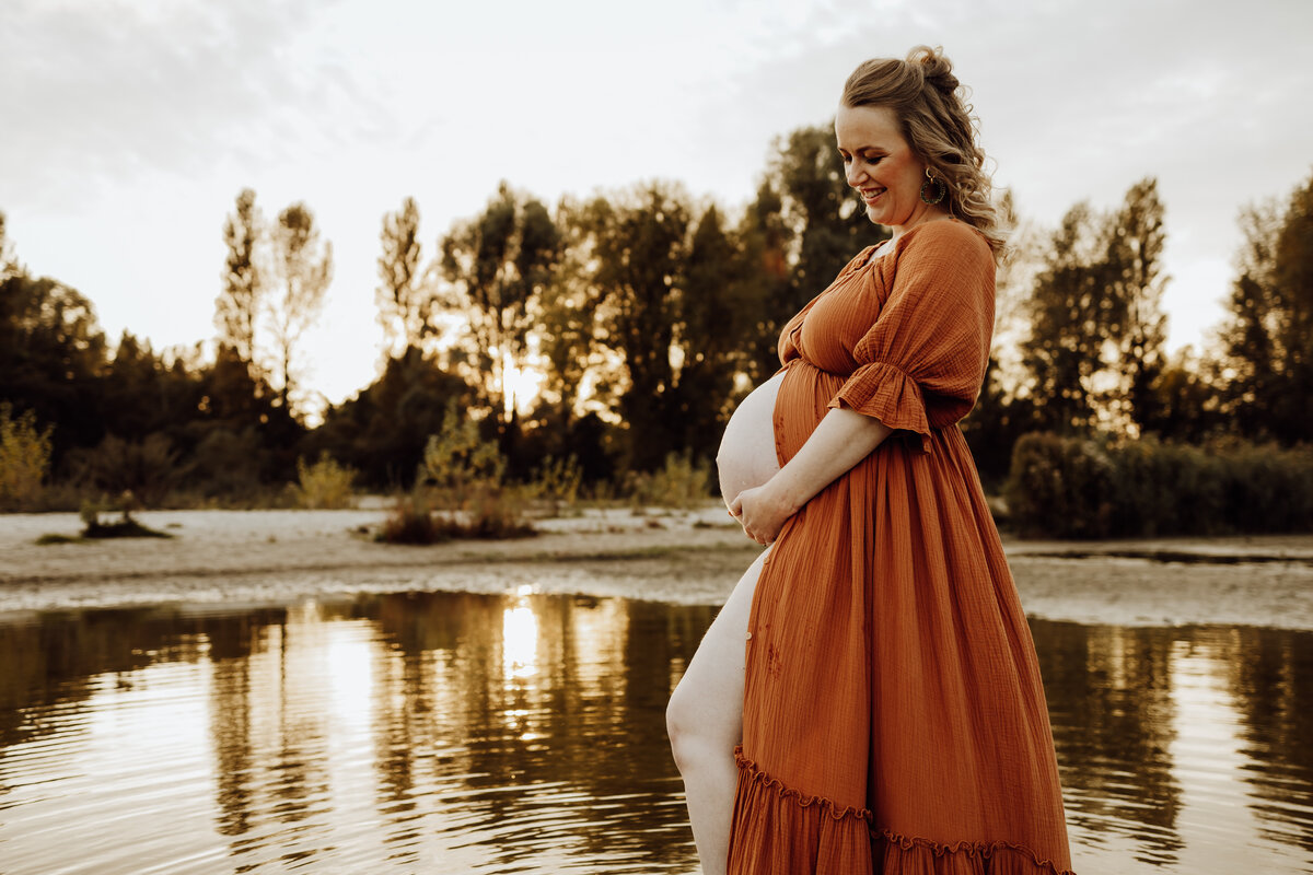 Zwangerschap fotoshoot Hoorn West Friesland strand zee water
